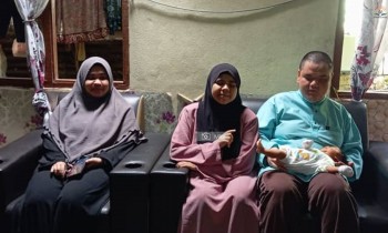 4.Mike holding Umar on his lap. Noor Hidayah (centre) and her sister Noor Hidayu visited their parents in Kelantan